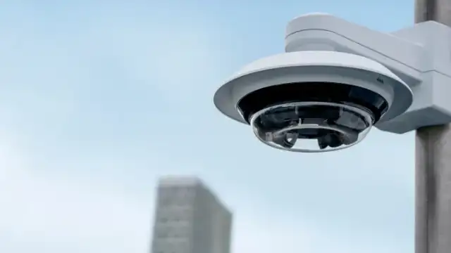 Axis Netzwerkkamera an einem Mast – Videoüberwachung